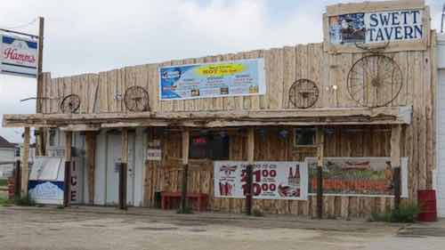 Closed tavern in Swett